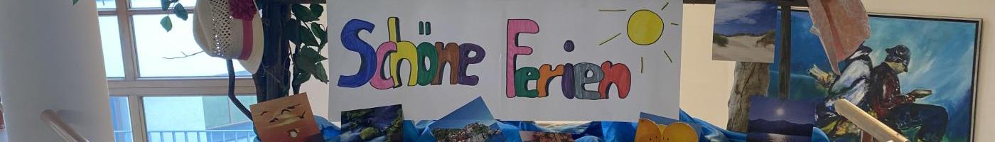 Schild mit Schriftzug "Schöne Ferien"
