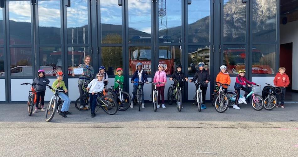 Kinder auf einem Gruppenfoto vor der Feuerwehrhalle