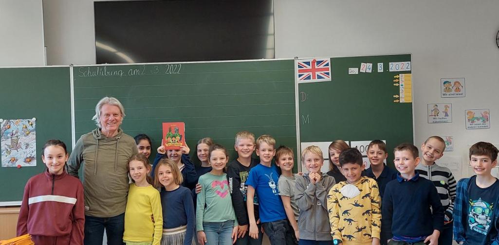 Internationaler Vorlesetag Klassenfoto mit allen Kindern