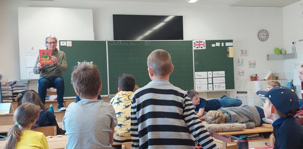 Internationaler Vorlesetag Schüler und Schülerinnen hören gespannt zu