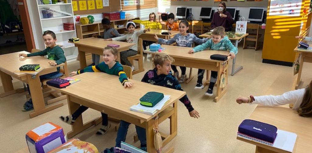 AVOMED Besuch Klassenzimmer mit Schülern