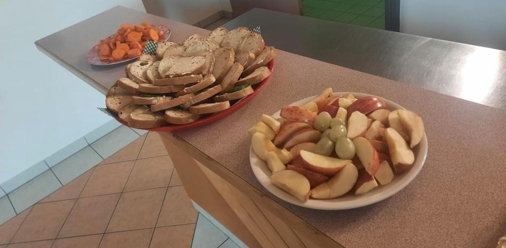 Gesunde Jause Obstteller, Butterbrote und Karottenstifte