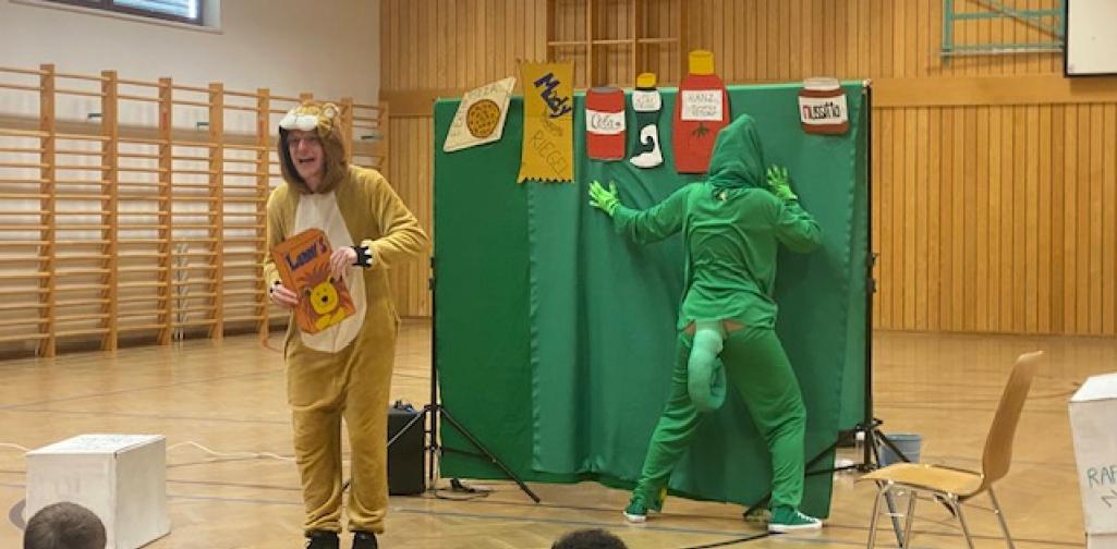 Bühnenbild mit zwei Schauspielern